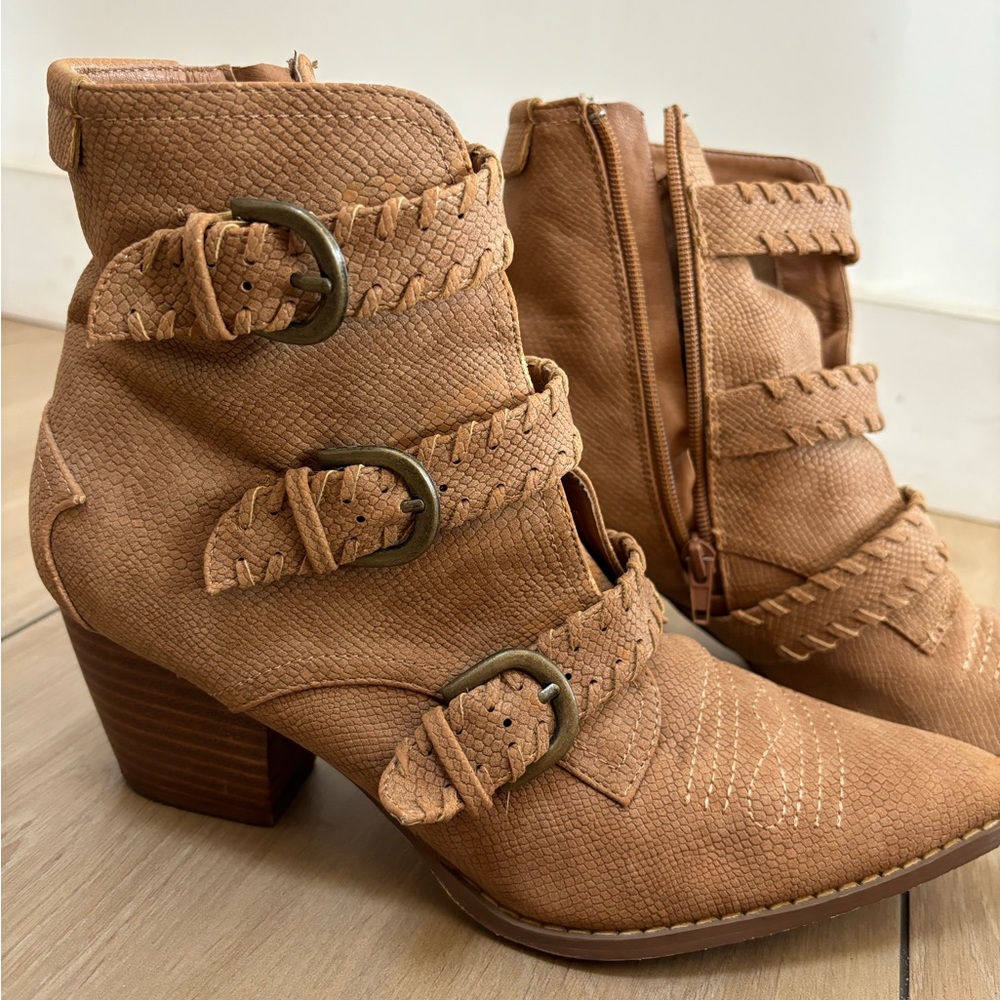 Coconuts by Matisse western boot, tan with brass buckles. SZ 8.5